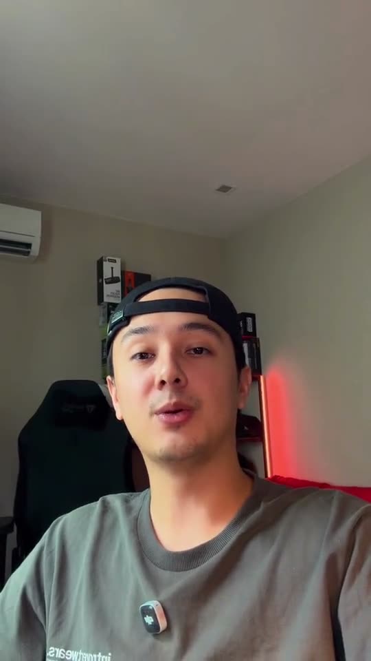 Image du clip brut : Danai face caméra dans son bureau, casquette noire à l’envers et t-shirt kaki, sans sous-titres ni visuels.