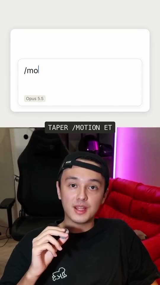 Image du reel : en haut, une fenêtre d’application où s’écrit la commande /motion ; en bas, Danai face caméra, casquette noire à l’envers, devant un fauteuil gamer et un canapé rouge sous une lumière rose. Sous-titre « Taper /motion et ».